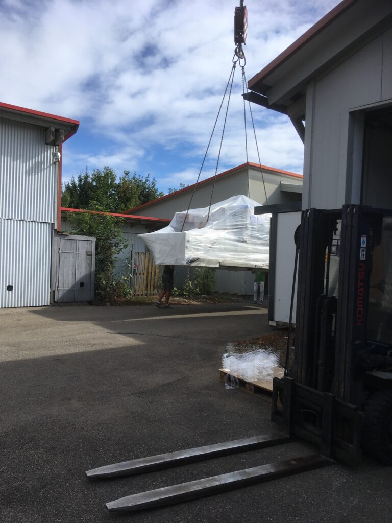 Neue Maschinen des Familienunternehmens Ebert Kunststoffbearbeitung im Außenbereich.