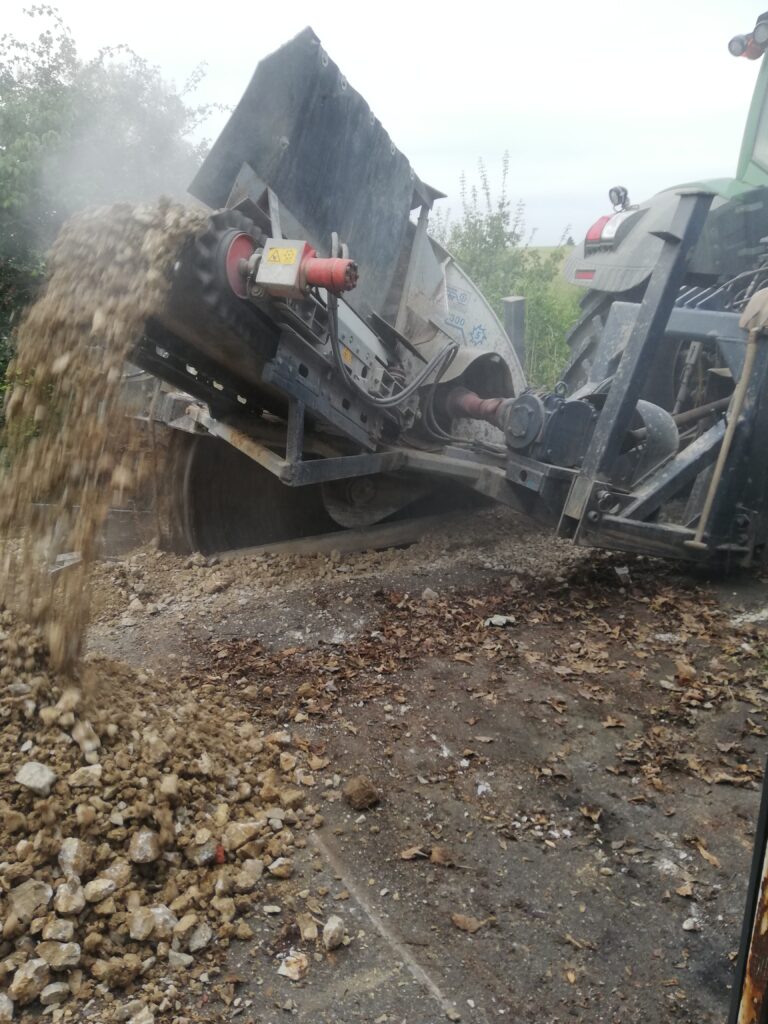 Maschine zerkleinert Steine im Freien.