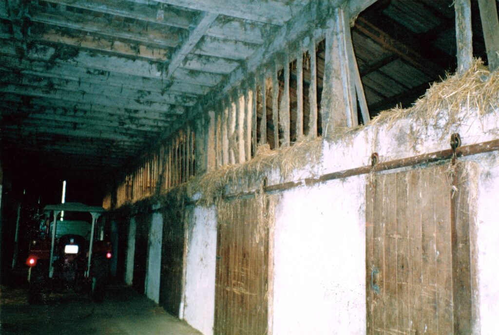 Alter landwirtschaftlicher Bereich des Familienunternehmens Ebert Acryl vor dem Umbau zur Kunststoffbearbeitung.