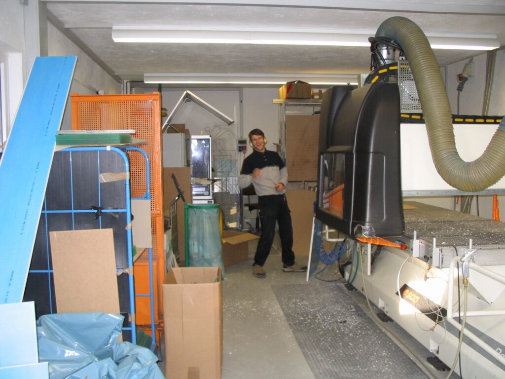 Ein Blick in die Werkstatt zeigt den Umbau von Landwirtschaft zur Kunststoffbearbeitung bei Ebert Acryl.